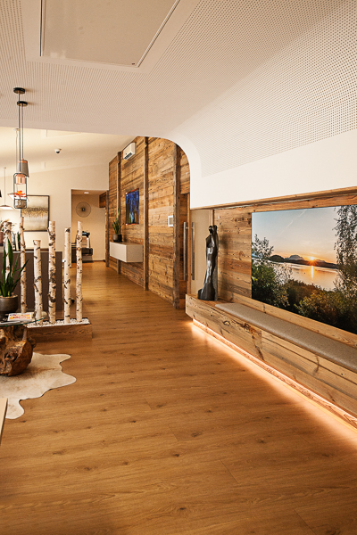 Ein heller großer Raum mit vielen Details aus Holz.