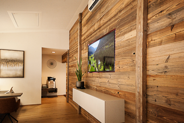 Eine Fernsehwand aus Holz.