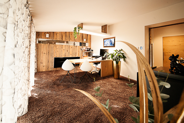 Ein helles, gemütliches Beratungszimmer mit Teppichboden.