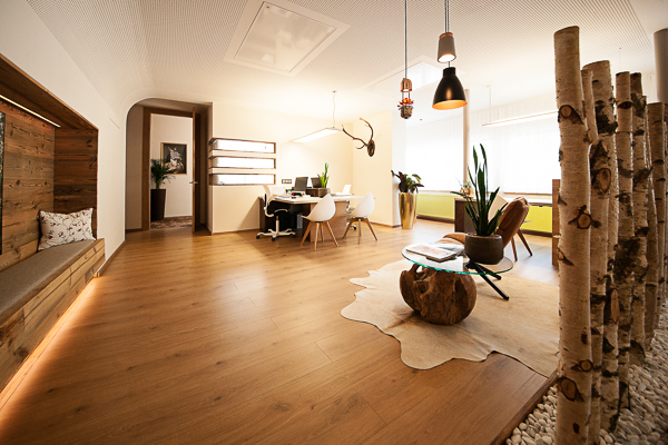 Ein großes helles Bürozimmer.